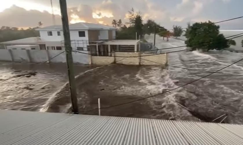 Mar invadindo a ilha de Tonga após erupção de vulcão submarino. (Foto: Captura de tela/YouTube Uol)