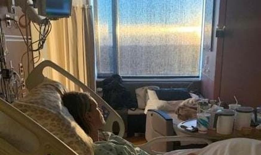 Rachel-Ruth observando o nascer do sol em seu leito. (Foto: Reprodução/Instagram Anne Graham Lotz)