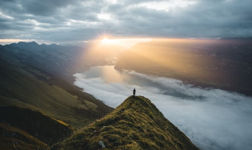 Na montanha observando o mar. (Foto: Mrexentric/Pixabay)