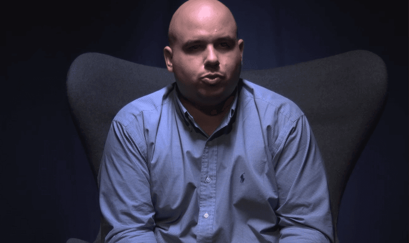 Após um surto mental, o homem buscou ajuda num centro de aconselhamento cristão. (Foto: YouTube/One For Israel Ministry).