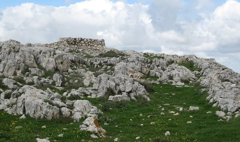 Escavações no Altar de Josué. (Foto: Creative Commons / Share Alike 4.0 International)