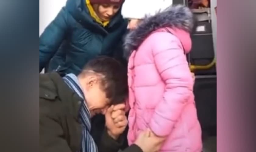 A guerra está obrigando as famílias a se separarem na Ucrânia. (Foto: Instagram/Ali Özkök).