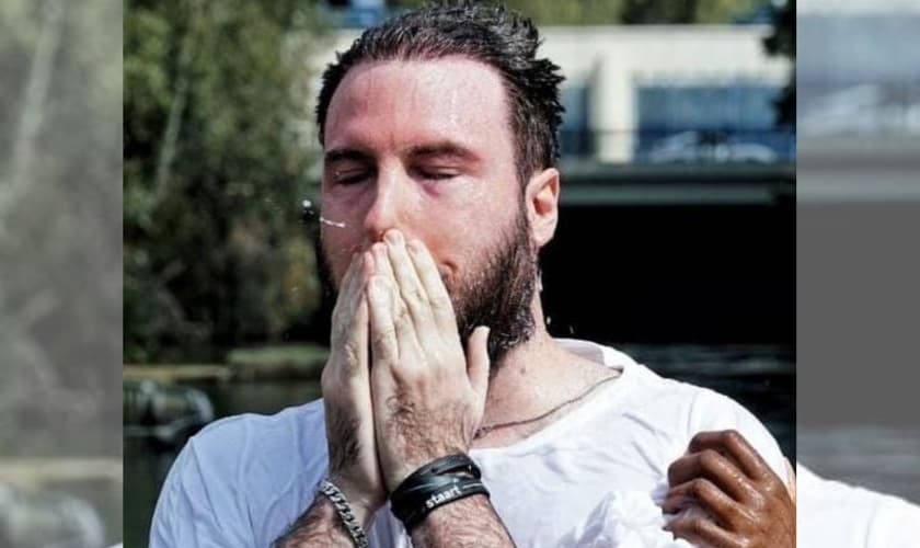 Thiago Nigro no momento de seu batismo, no dia 1 de março de 2022. (Foto: Reprodução/Instagram Thiago Nigro)