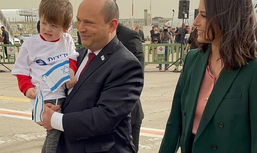 O primeiro-ministro israelense Naftali Bennett recebendo crianças fugindo da guerra na Ucrânia, no Aeroporto Ben Gurion. (Foto: Twitter Naftali Bennett)
