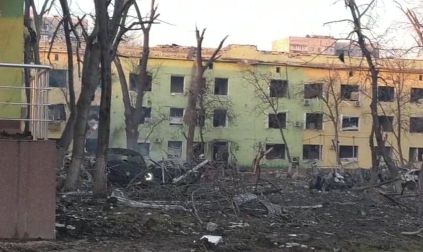 O conselho da cidade de Mariupol mostrou que o pátio do lado de fora do hospital foi seriamente danificado. (Foto: Mariupol City Council)