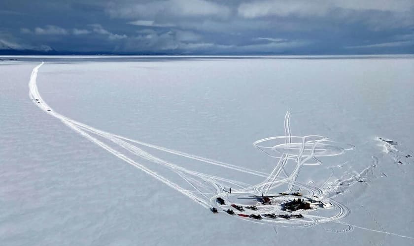 Foto das Tropas Estaduais do Alasca do local do acidente de avião. (Foto: Trooper Travis Lons/Alaska State Troopers via AP)