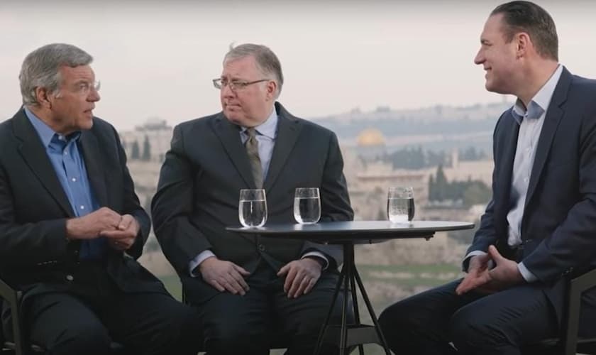 Chris Mitchell, Joel C. Rosenberg, e Erick Stakelbeck. (Foto: Captura de tela/YouTube The Watchman with Erick Stakelbeck)