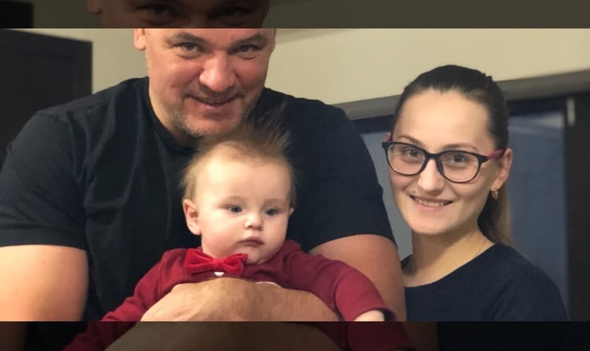 O pastor Hennadiy Mokhnenko com o neto no colo e a filha, Vika. (Foto: Hennadiy Mokhnenko/Facebook)