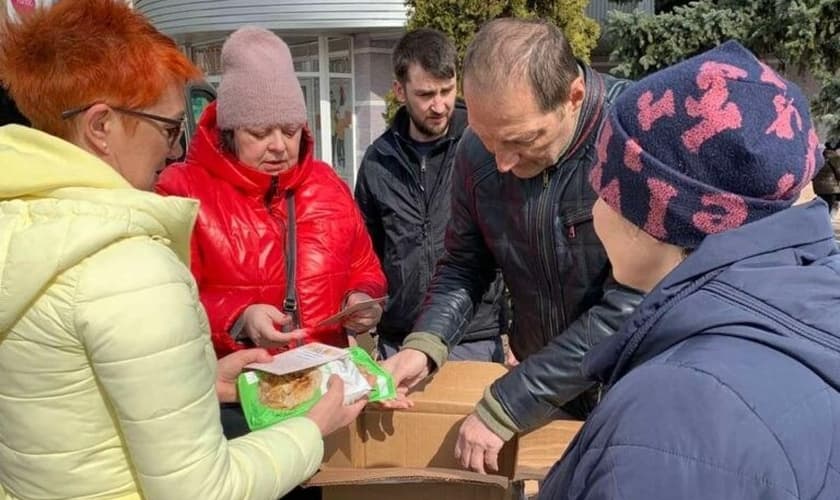 Deus multiplicou comida e água para alimentar um grupo de pessoas por dias. (Foto: Intercessors of America).