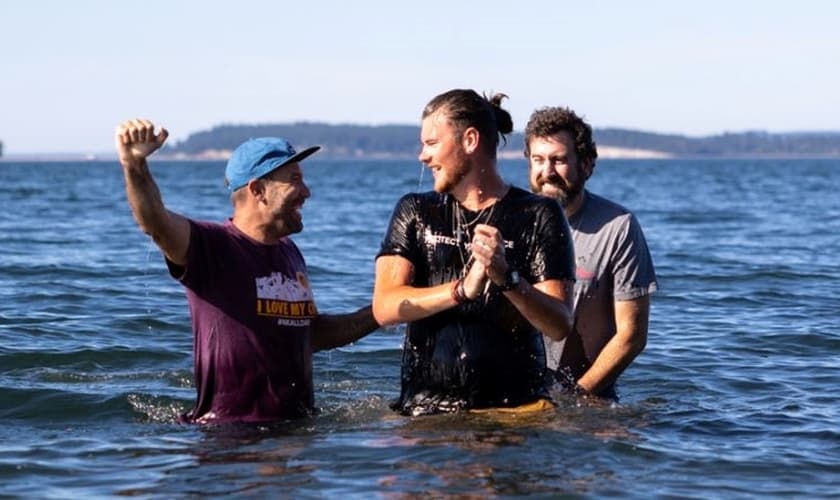 Preston Anderson (centro) é batizado no Hood Canal. (Foto: Reprodução / AG News)