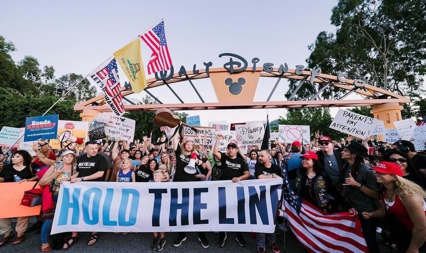 Pais protestam na sede da Disney: ‘Não mexam com nossos filhos!’. (Foto: Reprodução Instagram Sean Feucht)