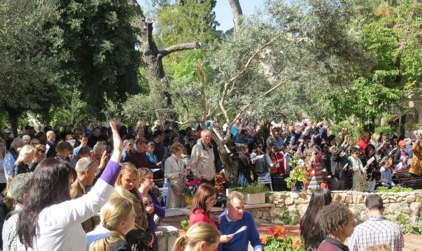 Culto no ‘The Garden Tomb’ em Jerusalém. (Reprodução / Garden Tomb)