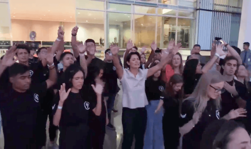 Michelle Bolsonaro em oração com jovens cristãos. (Foto: Reprodução/Instagram)