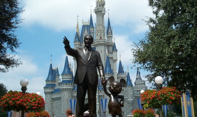 Estátua de Walt Disney e Mickey Mouse; ao fundo Magic Kingdom. (Foto: FreeImages)