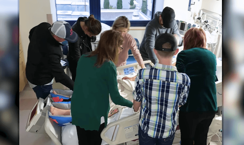 Pastor Glen na UTI cercado por intercessores. (Foto: CBN News)