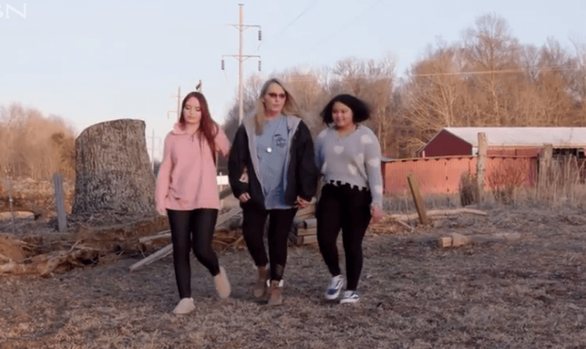 Amariah, sua mãe e irmã escapam do tornado. (Foto: Captura de tela CBN News)