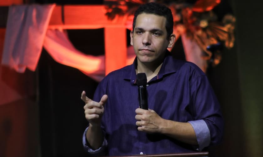 O pastor David Riker aconselha jovens cristãos sobre relacionamento nas redes sociais. (Foto: David Riker).