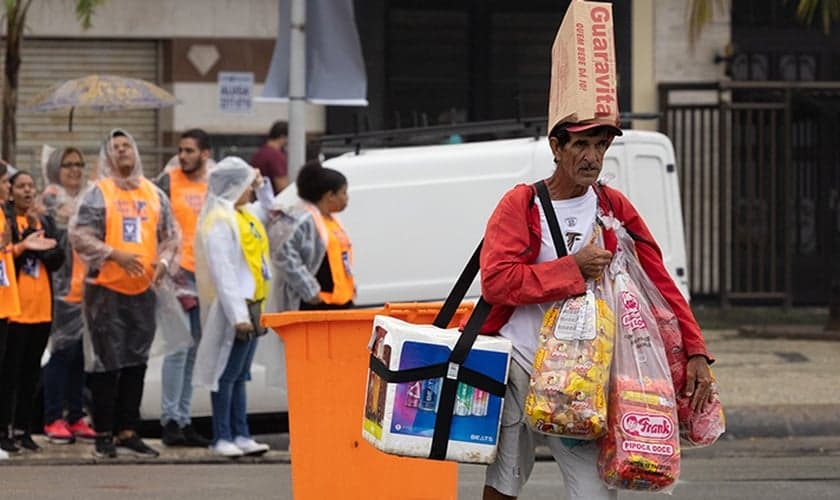 Um jovem que vendia milho no evento foi tocado pela pregação de Graham. (Foto: Billy Graham Evangelistic Association).