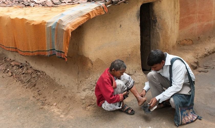 Médico da GFA atendendo aldeão. (Foto: Reprodução/GFA)