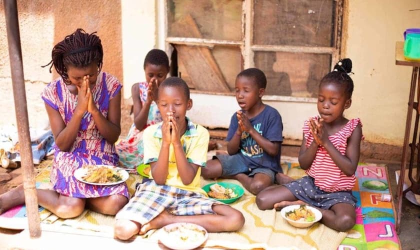 Crianças orando. (Foto: Blog Compassion)