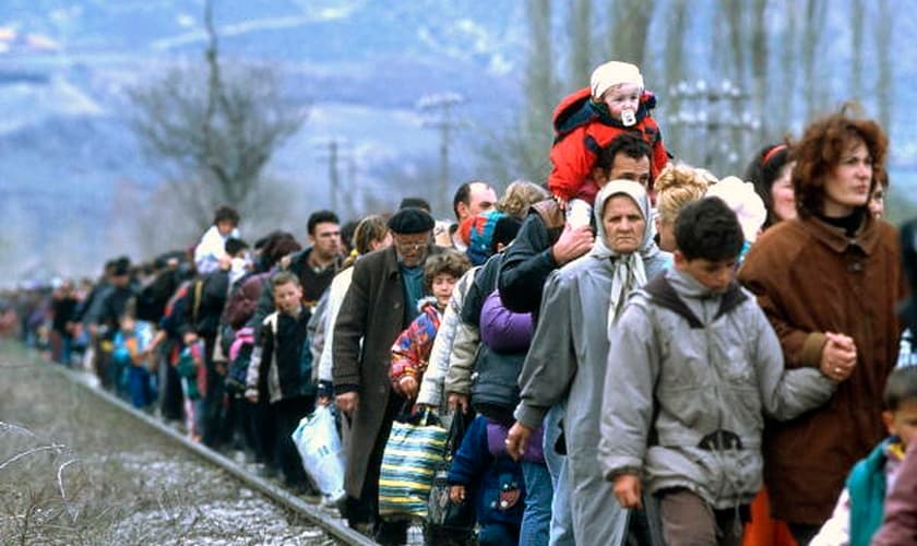 Refugiados de Kosovo fugindo de sua terra natal (Foto: Flickr/United Nations Photo)