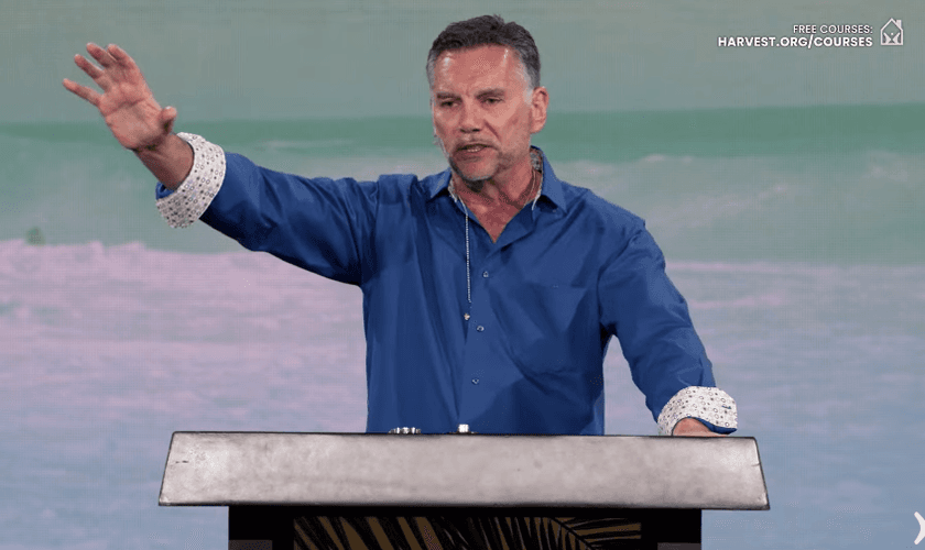 Michael Franzese na igreja Harvest Christian Fellowship. (Foto: YouTube/Pastor Greg Laurie)