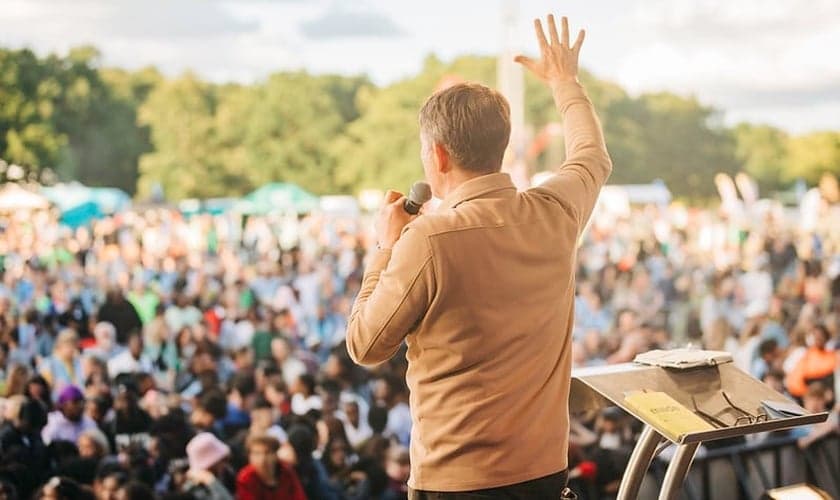 Andrew Palau no palco durante o Festival Manchester, que teve centenas de pessoas se entregando a Jesus. (Foto: The Message Trust)