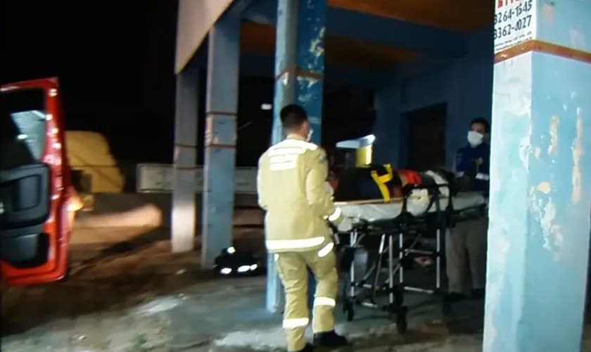 O grupo de cristãos encontraram e socorreram um homem gravemente ferido. (Foto: Banda B/Cristiano Vaz).