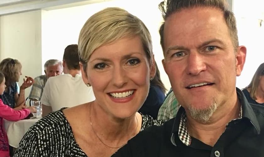 Clay e Renee Crosse: ‘Deus nos orientou a salvar o casamento’. (Foto: Facebook/ClayCrosseMinistries)