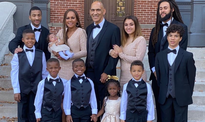 Tony Dungy, sua esposa Lauren e seus filhos. (Foto: Facebook/Tony Dungy).
