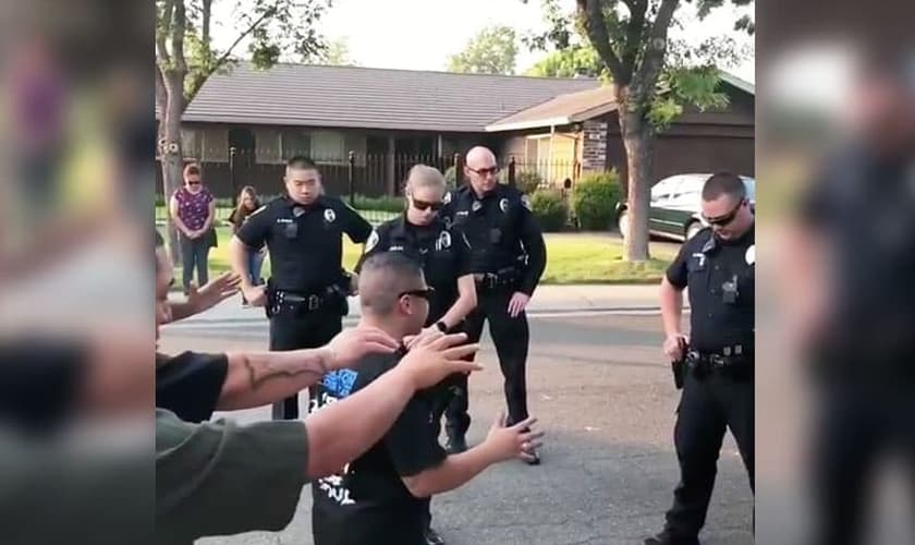 Integrantes da Victory Outreach oram pelos policiais nas ruas. (Captura de tela/Instagram/Victory Outreach Stockton)
