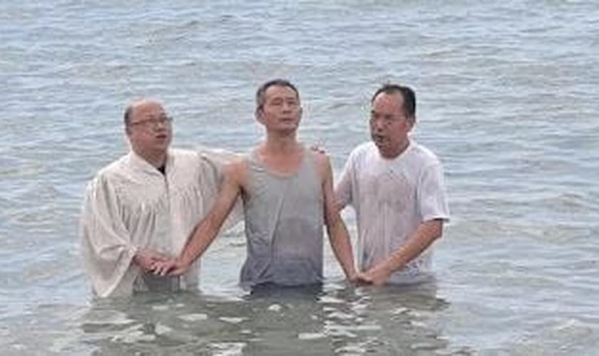 Batismo em praia da China. (Foto: China Aid)