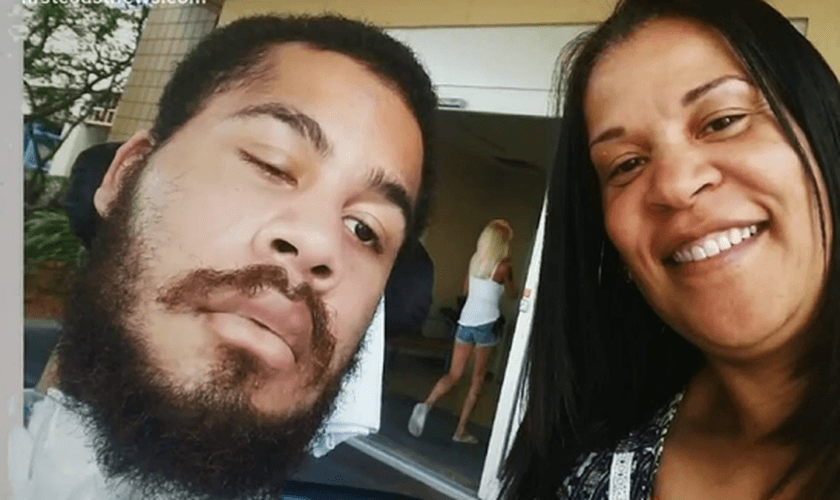 Drew e sua mãe Yolanda. (Foto: Reprodução/First Coast News).