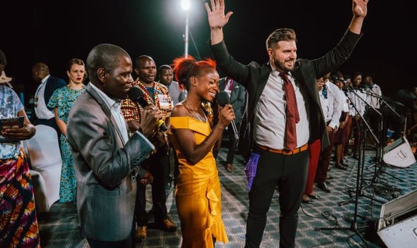 Grace aceitou a Jesus e foi curada, na cruzada de Daniel Kolenda. (Foto: Christ for all Nations).