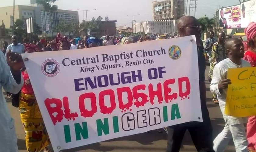 Cristãos nigerianos marcham em protesto contra violência e sequestros. (Foto: Reprodução/Baptist Press)