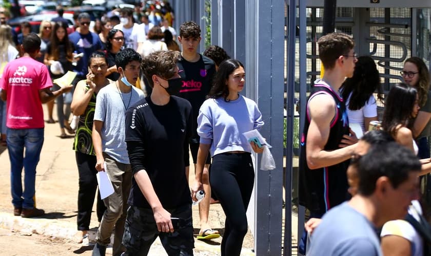 Mães permaneceram do lado de fora em intercessão pelos filhos, em Recife. (Foto: Marcelo Camargo/Agência Brasil).