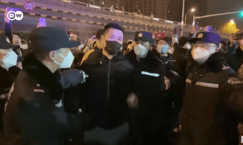 Em ato raro, chineses fazem protestos em massa. (Foto: Reprodução/YouTube/DW News)