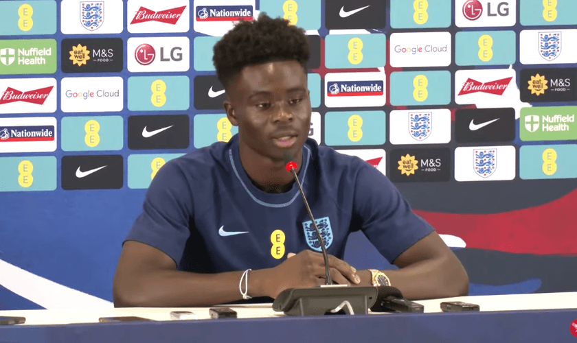 Bukayo Saka falando à imprensa no Catar. (Foto: Captura de Tela/YouTube/The Independent)