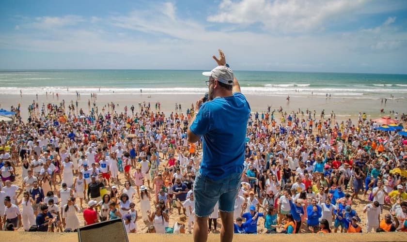 O batismo da Primeira Igreja Batista do Brasil reuniu uma multidão na praia de Jaguaribe. (Foto: Instagram/PIB do Brasil).