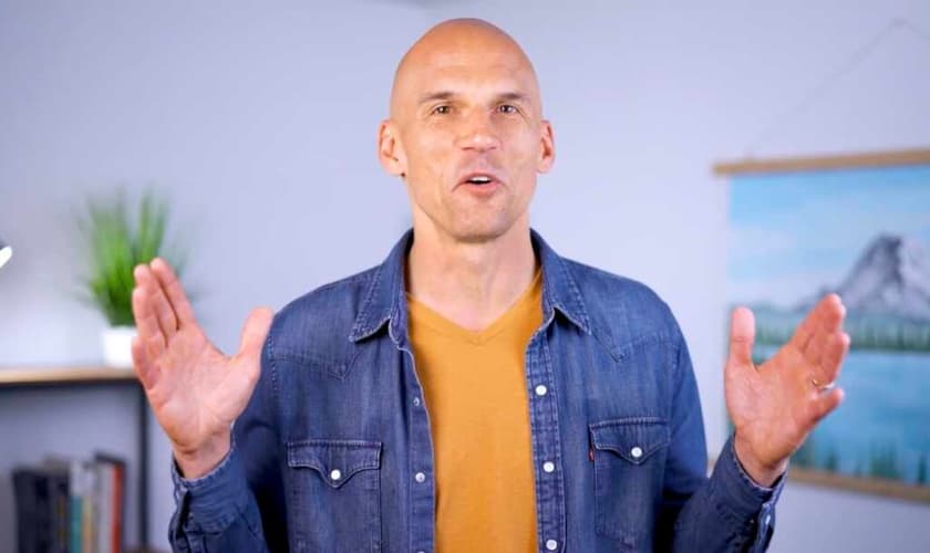 Jesse conheceu o Evangelho através de um professor não cristão na universidade. (Foto: Reprodução/YouTube/Jesse Bradley).