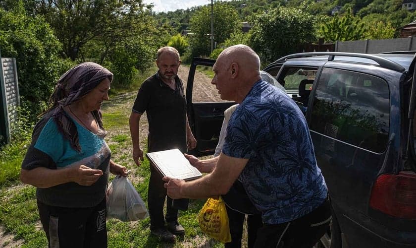Ucranianos buscam conforto na Palavra de Deus. (Foto ilustrativa: Sociedade Bíblica UK)