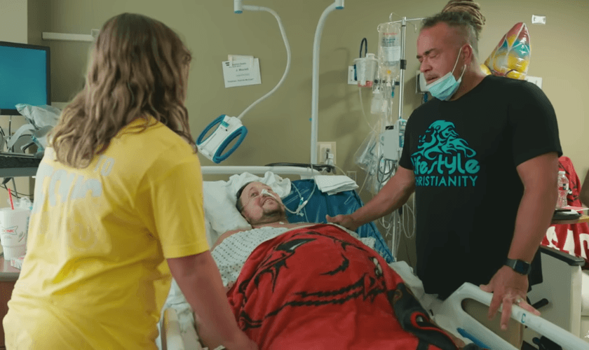 James recebeu uma oração de Todd White no hospital. (Foto: Todd White/Facebook)