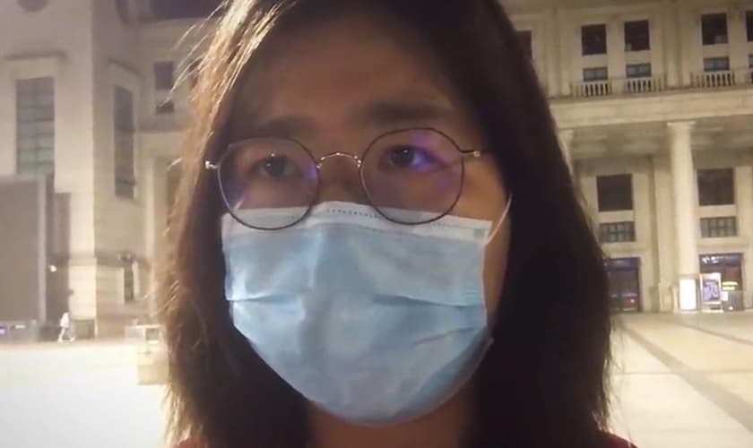 Zhang Zhan, gravando o último vídeo antes de ser presa. (Foto: Captura de tela/Vídeo Amnistia International)