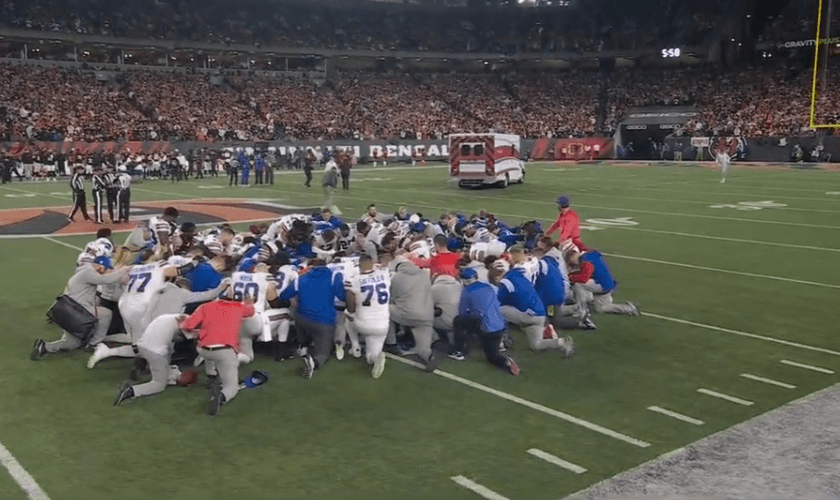 O time do Buffalo Bills orou em campo por Damar Hamlin, enquanto ele era socorrido. (Foto: Reprodução/ESPN).