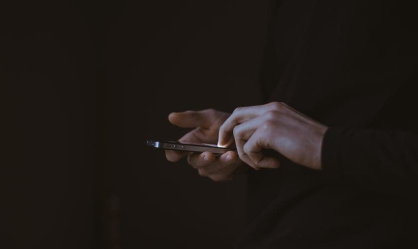 O estudo revelou que 12 anos é a idade média da primeira exposição à pornografia. (Foto: Imagem ilustrativa/Unsplash/Gilles Lambert).