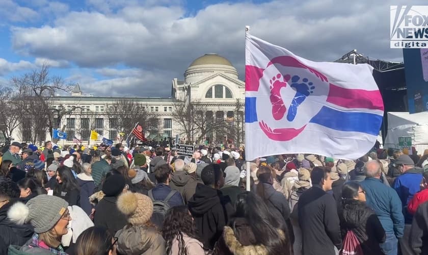 Milhares de pessoas se reuniram no National Mall na sexta-feira pela primeira vez desde que Roe v. Wade foi derrubado em junho. (Captura de tela/Fox News)