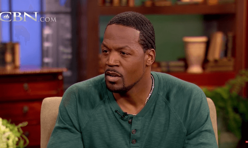 T.C. Stallings não abre mão da fé ao exercer sua profissão. (Foto: Reprodução/CBN News)