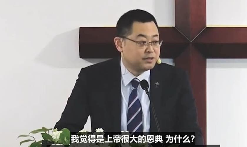 Pastor Wang Yi pregando. (Foto: Captura de tela/Facebook Pray for Early Rain Covenant Church)