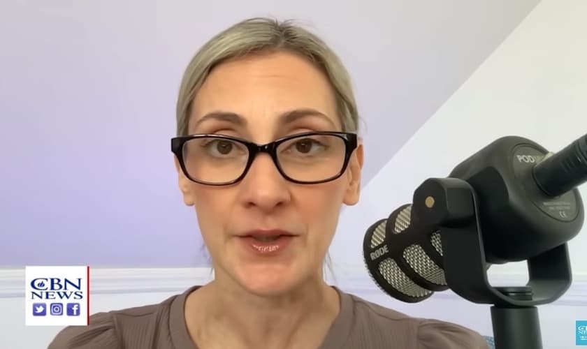 Jenn Nizza, ex-médium em entrevista ao podcast da CBN News. (Foto: Reprodução/ Youtube/CBN News)