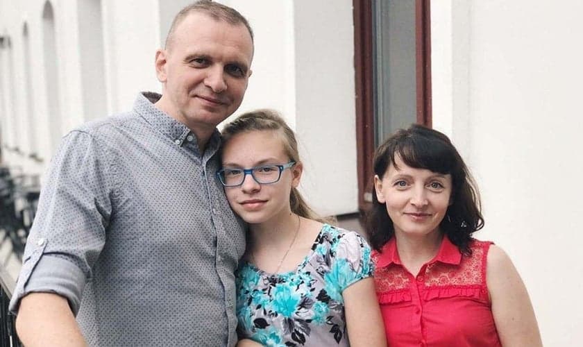Pastor Vitaly Chichmarev e sua família. (Foto: Reprodução/Facebook/Christian Vision for Belarus)